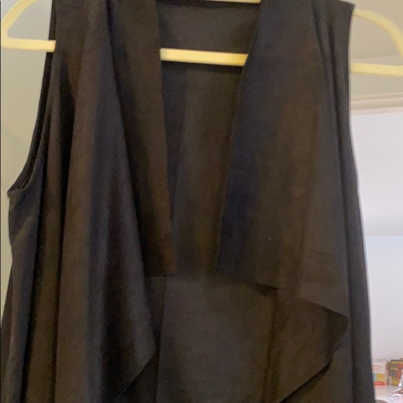 black fringe vest 😍 one size fits most, Flowy drape to the front neckline 😀👍 - Picture 2 of 3